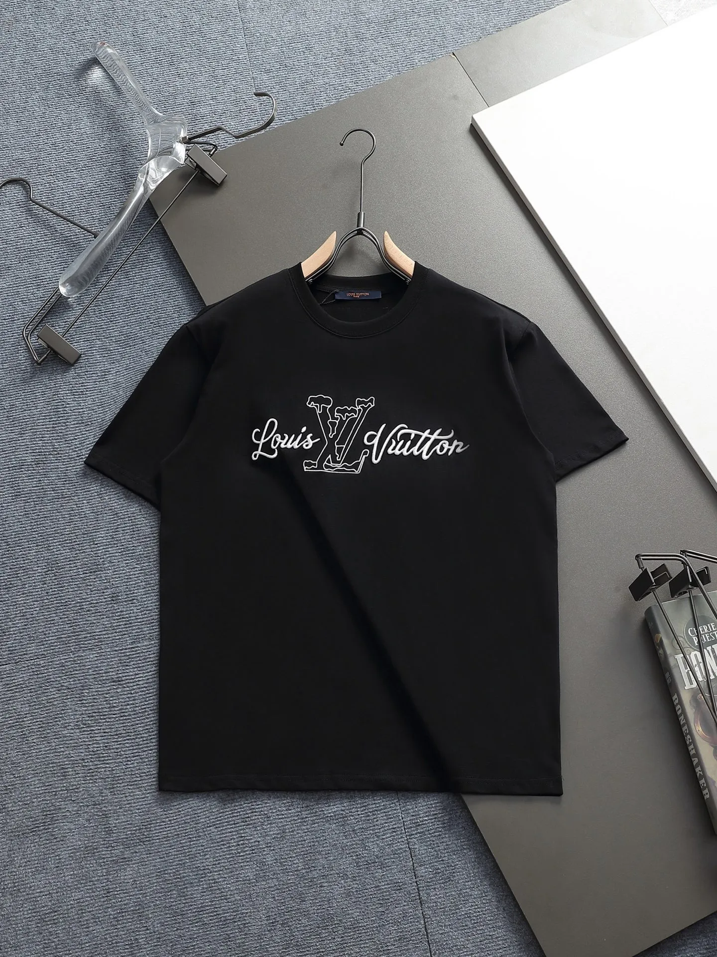 🅿️170 LV 25ss spring and summer printed short T series -1v Yayoi Kusama series pumpkin 🎃 pattern round neck short-sleeved T-shirt. Made of 32-count double yarn pure cotton 240g, washed at high temperature, will not shrink or fade. Comfortable to the touch, super texture❤️ Back-stitched cuff design, yellow back-mark embellishment, and a full set of accessories. A must-have for trendy men and trendy women, the classic drop-shoulder slightly wide version is available exclusively from stock!         ⚠️Only make high quality products, reject junk goods!  -Color: White Black -Size: XS S M L -Crowd: Unisex
